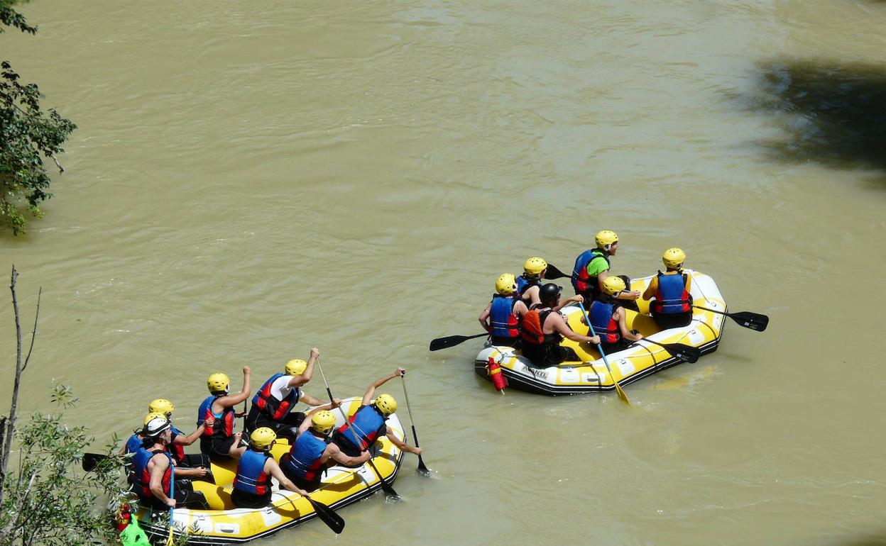 El 'rafting' es una de las posibilidades que ofrece este río en la Sierra Norte. 