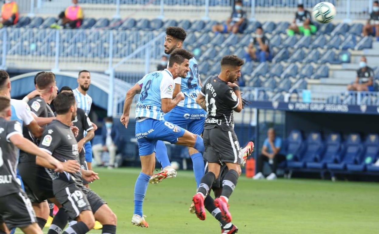 Adrián, en el centro, remata un balón que llegó colgado de córner. 