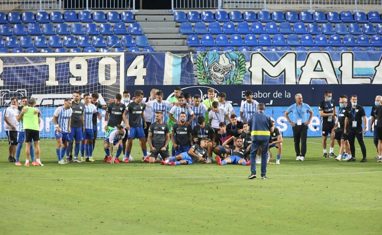 La plantilla de Málaga posa para una foto en el césped de La Rosaleda.