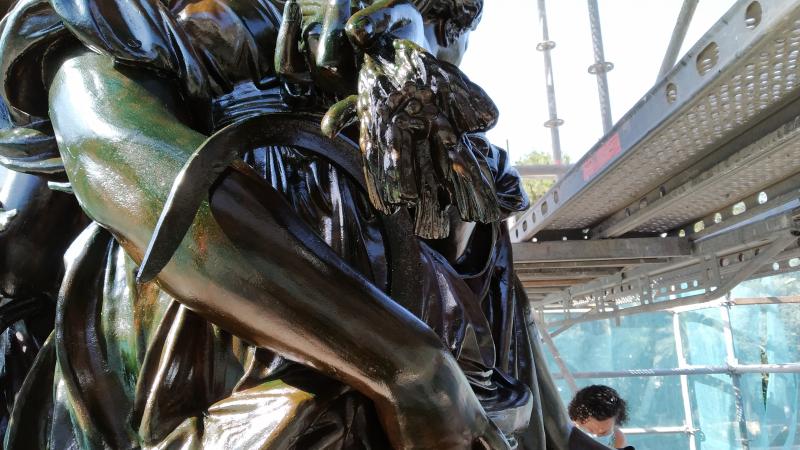 El Ayuntamiento saca lustre a una de las fuentes más emblemáticas de Málaga, fundida en el siglo XIX en Francia y que antes estuvo en las hoy plazas de la Constitución y de la Marina