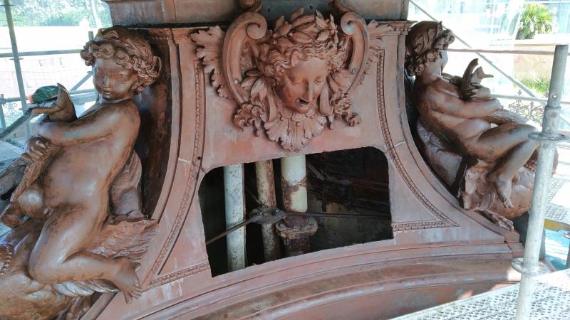 El Ayuntamiento saca lustre a una de las fuentes más emblemáticas de Málaga, fundida en el siglo XIX en Francia y que antes estuvo en las hoy plazas de la Constitución y de la Marina