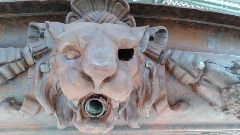 El Ayuntamiento saca lustre a una de las fuentes más emblemáticas de Málaga, fundida en el siglo XIX en Francia y que antes estuvo en las hoy plazas de la Constitución y de la Marina