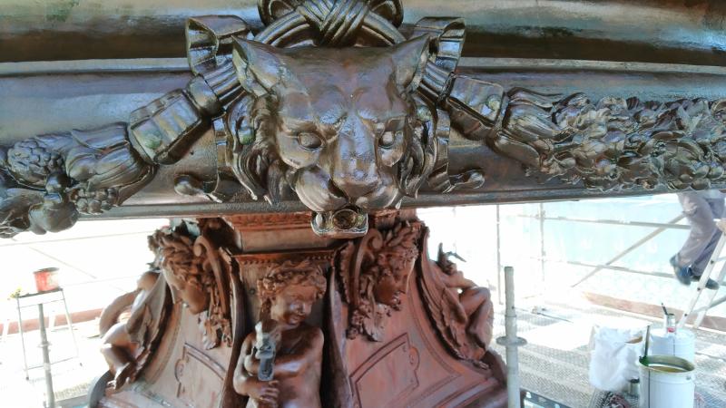 El Ayuntamiento saca lustre a una de las fuentes más emblemáticas de Málaga, fundida en el siglo XIX en Francia y que antes estuvo en las hoy plazas de la Constitución y de la Marina