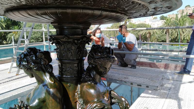 El Ayuntamiento saca lustre a una de las fuentes más emblemáticas de Málaga, fundida en el siglo XIX en Francia y que antes estuvo en las hoy plazas de la Constitución y de la Marina