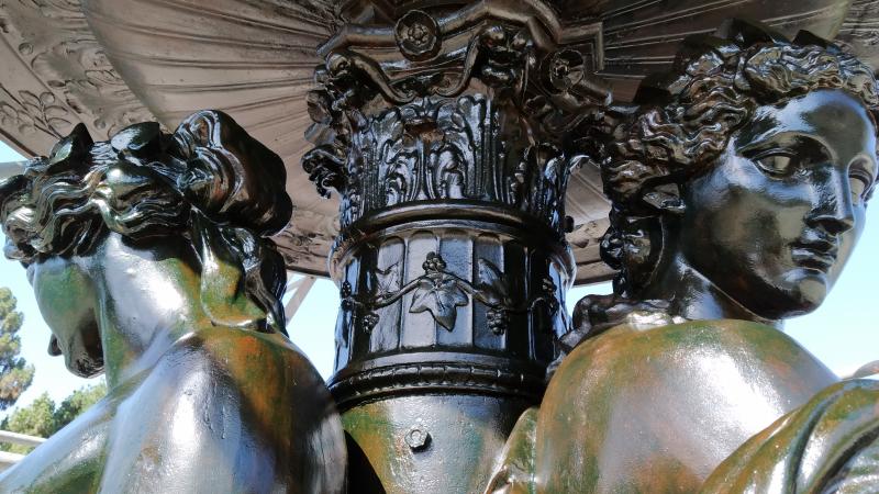 El Ayuntamiento saca lustre a una de las fuentes más emblemáticas de Málaga, fundida en el siglo XIX en Francia y que antes estuvo en las hoy plazas de la Constitución y de la Marina