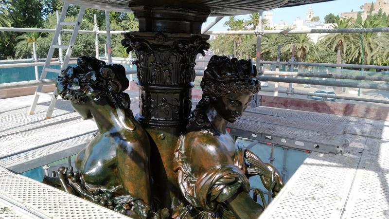 El Ayuntamiento saca lustre a una de las fuentes más emblemáticas de Málaga, fundida en el siglo XIX en Francia y que antes estuvo en las hoy plazas de la Constitución y de la Marina