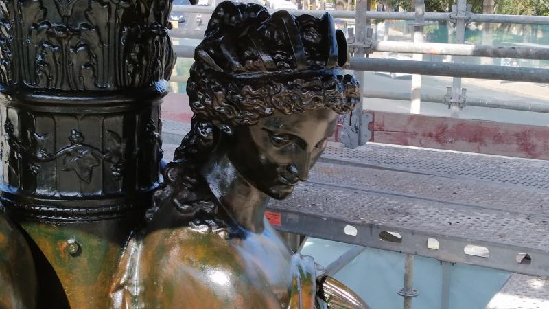 El Ayuntamiento saca lustre a una de las fuentes más emblemáticas de Málaga, fundida en el siglo XIX en Francia y que antes estuvo en las hoy plazas de la Constitución y de la Marina