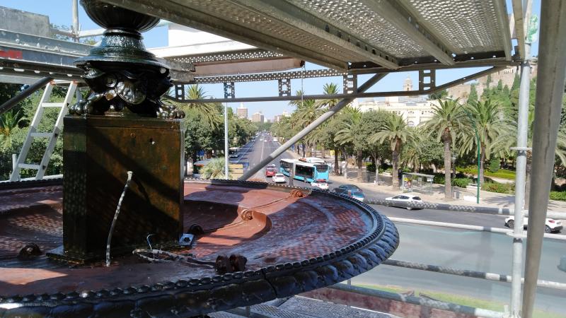 El Ayuntamiento saca lustre a una de las fuentes más emblemáticas de Málaga, fundida en el siglo XIX en Francia y que antes estuvo en las hoy plazas de la Constitución y de la Marina