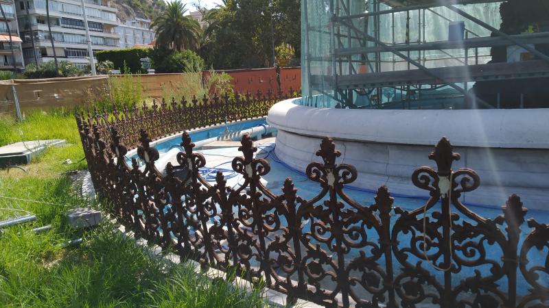 El Ayuntamiento saca lustre a una de las fuentes más emblemáticas de Málaga, fundida en el siglo XIX en Francia y que antes estuvo en las hoy plazas de la Constitución y de la Marina