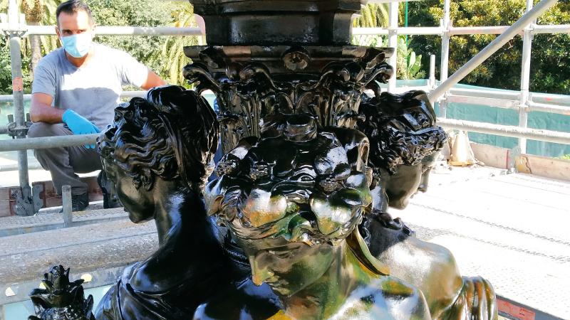 El Ayuntamiento saca lustre a una de las fuentes más emblemáticas de Málaga, fundida en el siglo XIX en Francia y que antes estuvo en las hoy plazas de la Constitución y de la Marina