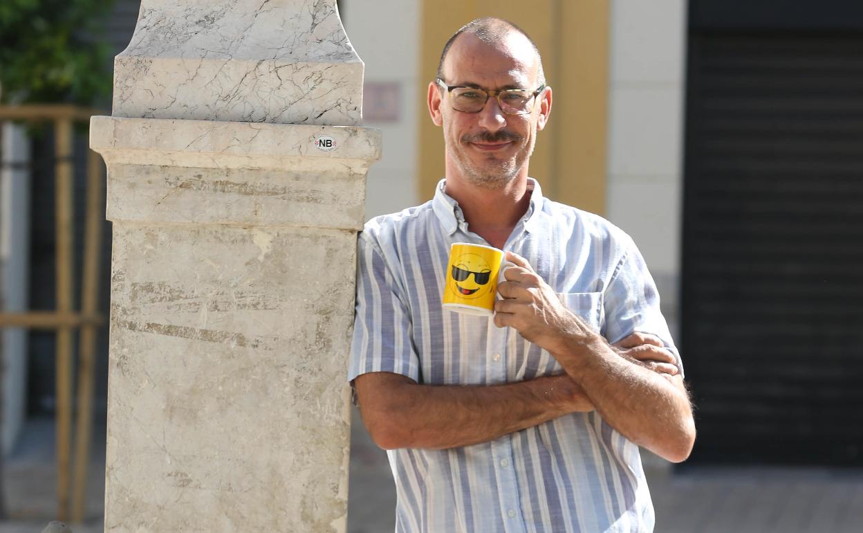 Miguel Ángel Martín, con una taza, en la plaza de la Merced