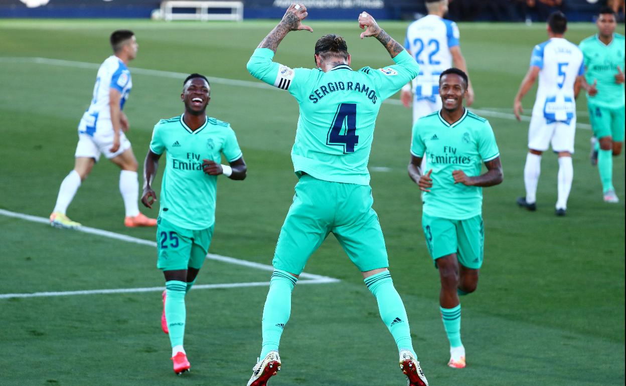 Sergio Ramos celebra su gol al Leganés.