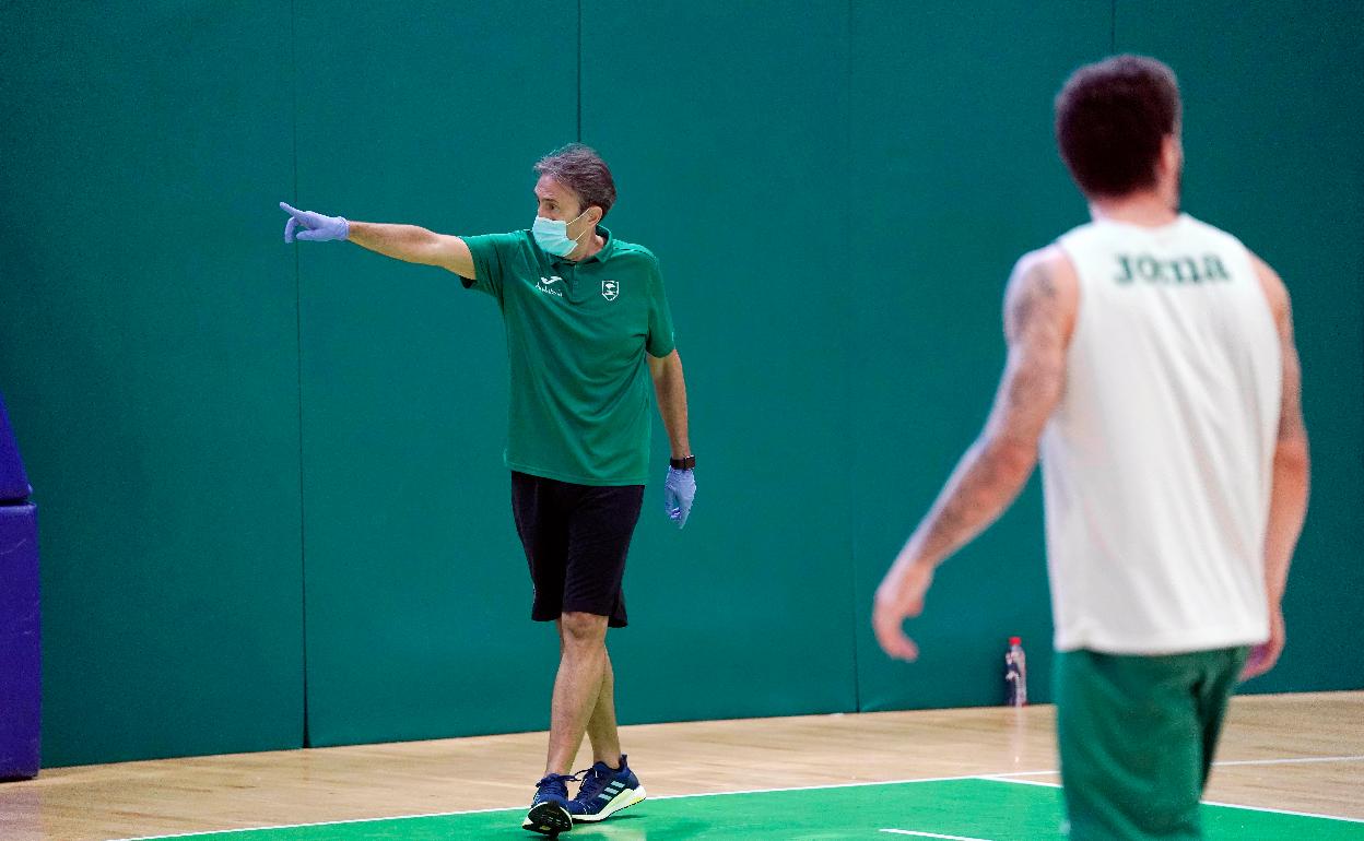 Casimiro da instrucciones durante un entrenamiento en Los Guindos. 