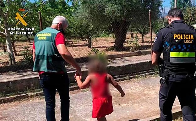 Agentes dela Guardia Civil y Policía Local custodian a la menor. 
