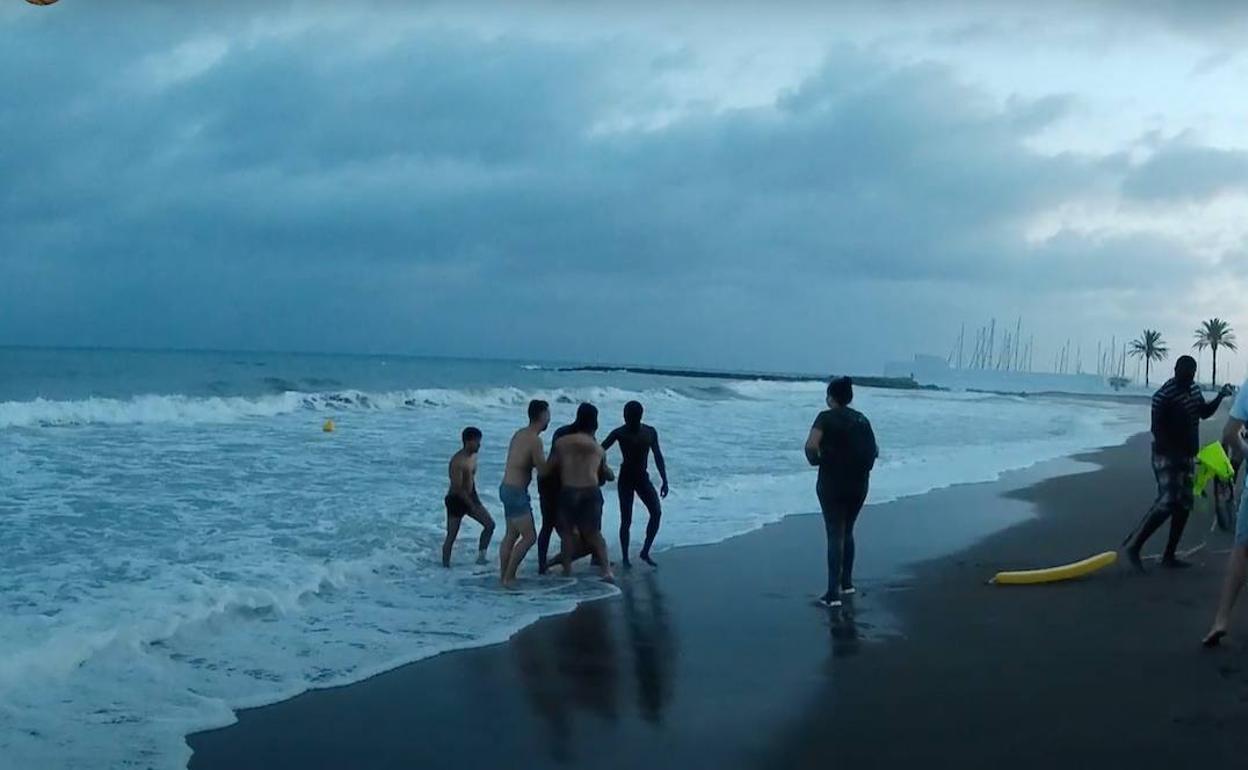 Un subcampeón de salvamento ayudado de dos manteros rescata a una joven en la playa de Marbella