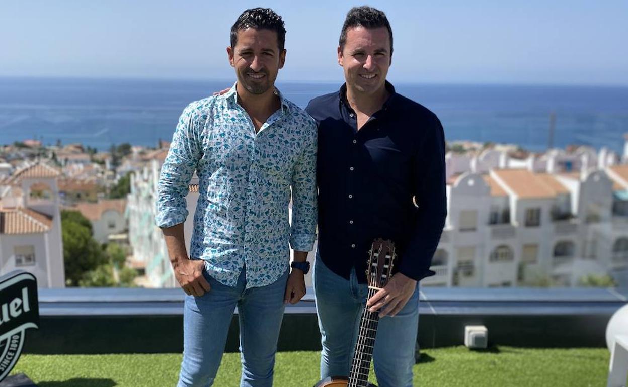 Los hermanos Emilio y José Manuel Ortigosa, en la terraza del restaurante La Caliza,. 