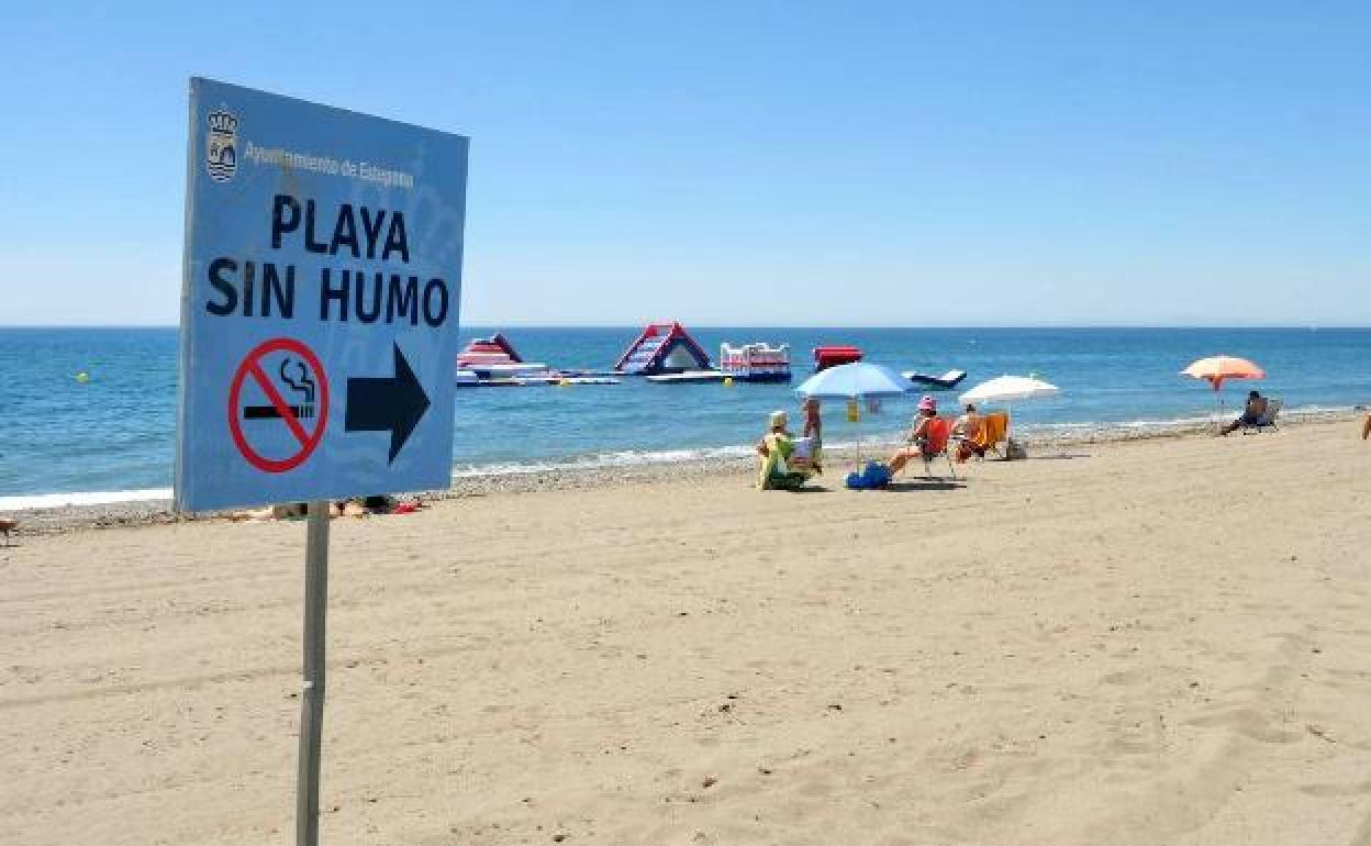Fallece un hombre de 57 años en la playa de la Rada en Estepona