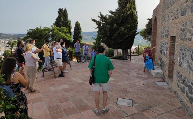 Grupo de visitantes con un personaje histórico en Vélez-Málaga.