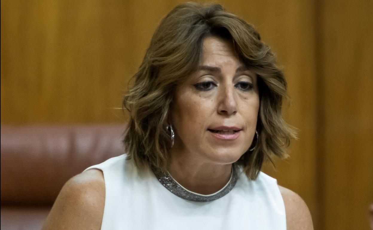 Susana Díaz y Juanma Moreno, durante el rifirrafe de ambos ayer en el Parlamento. 