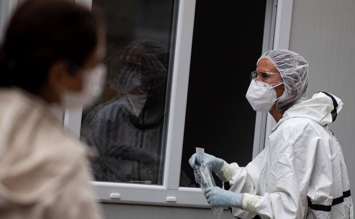 Sanitaria preparándose para realizar test PCR