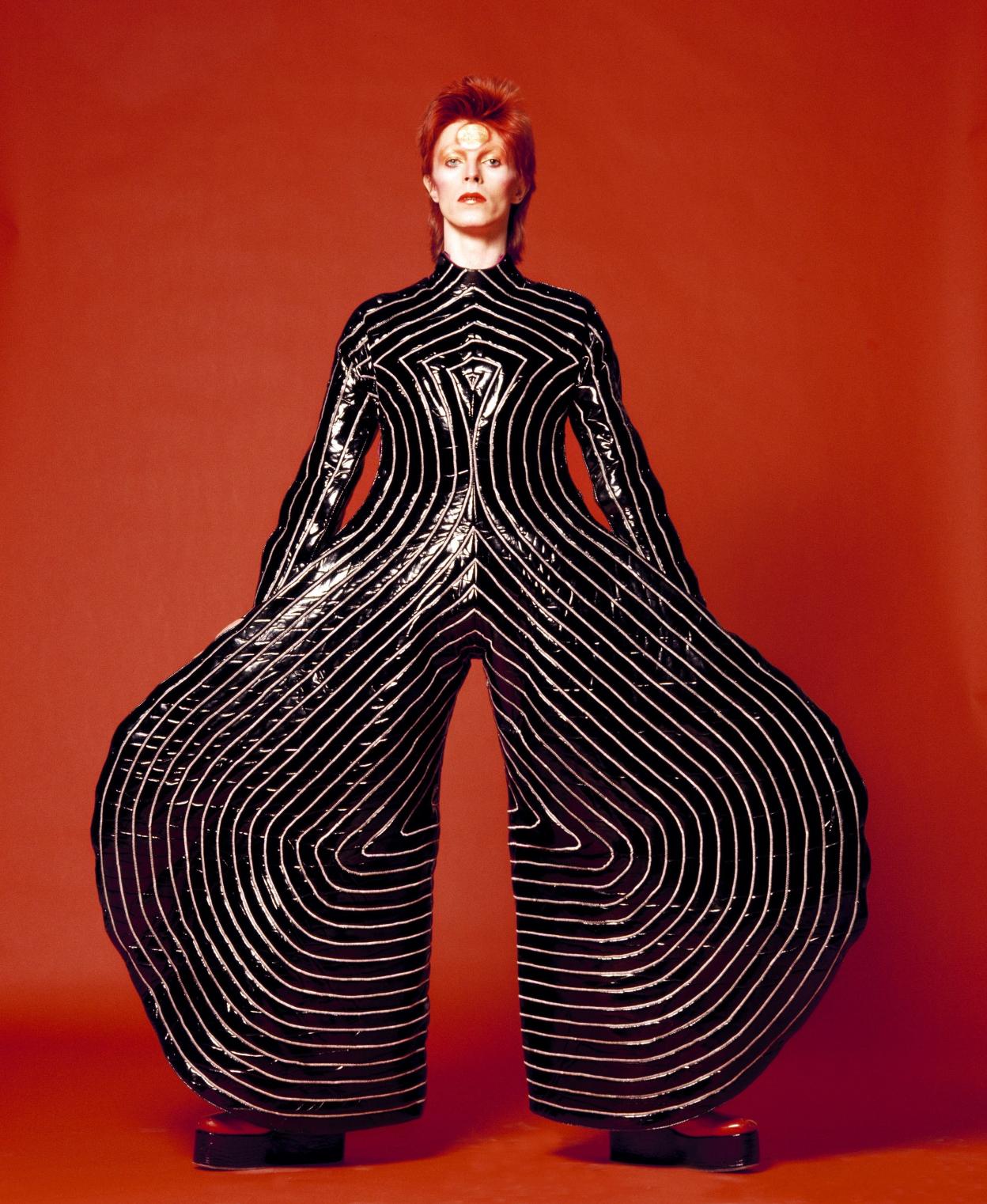 El cantante David Bowie viste uno de los trajes diseñados por el japonés Kansai Yamamoto (arriba). r. C.