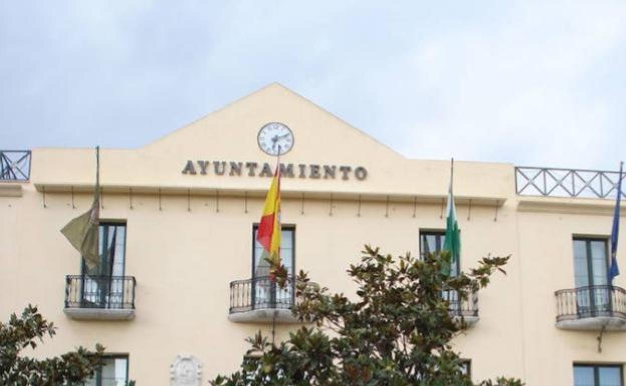 Fachada principal del Ayuntamiento veleño. 