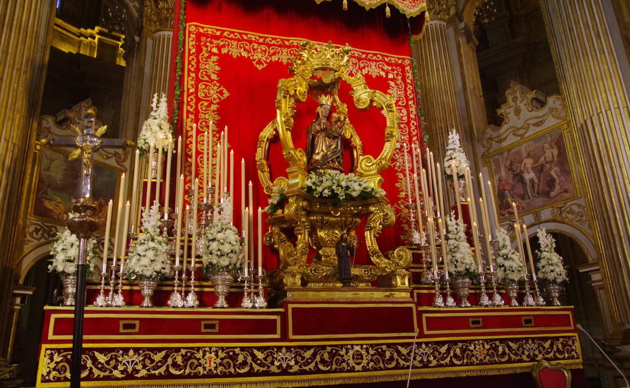 Altar de cultos de la novena de la Virgen de la Victoria en la Catedral. 