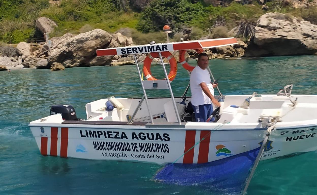 Un barco 'limpia playas' rescata a un bañista que se ahogaba en Nerja