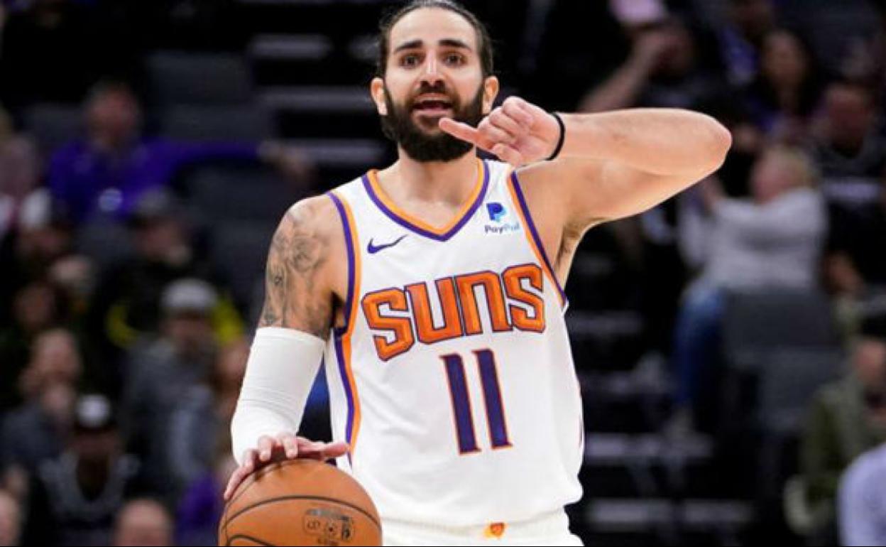 Ricky Rubio dirige a los Suns. 