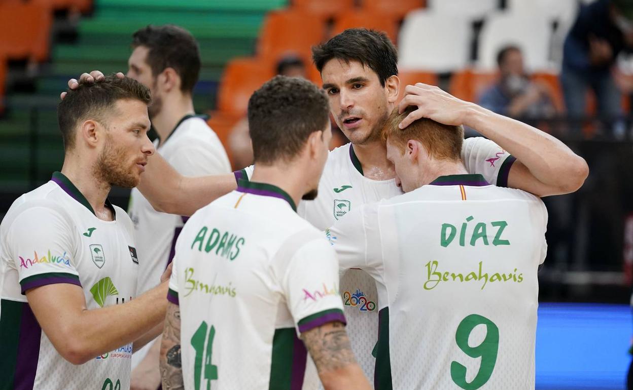 Suárez abraza a Díaz y Mekel en presencia de Josh Adams al término de un partido de la fase final. 