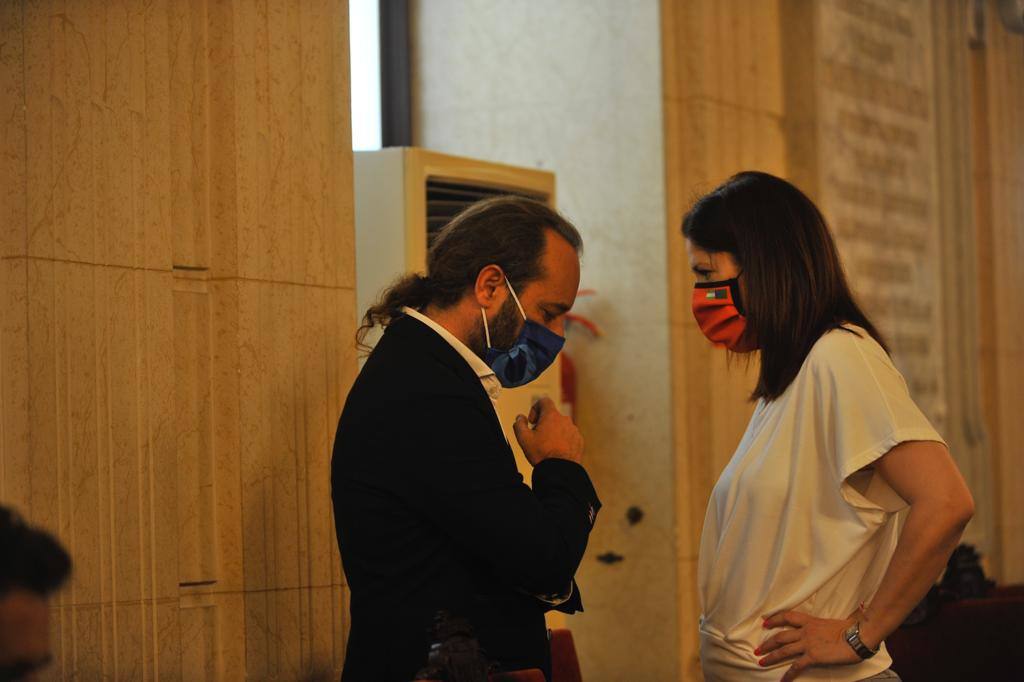 Alcalde y concejales de los distintos partidos han mostrado su apoyo a Juan Cassá en los momentos previos al pleno del Ayuntamiento de Málaga. 