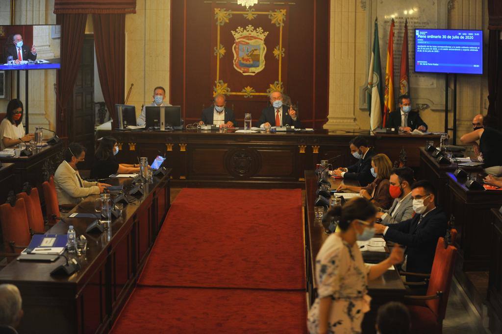 Alcalde y concejales de los distintos partidos han mostrado su apoyo a Juan Cassá en los momentos previos al pleno del Ayuntamiento de Málaga. 