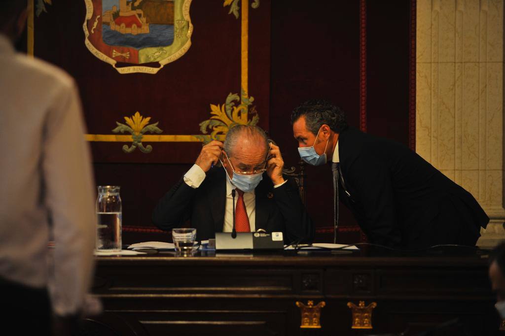 Alcalde y concejales de los distintos partidos han mostrado su apoyo a Juan Cassá en los momentos previos al pleno del Ayuntamiento de Málaga. 