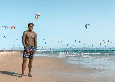 Imagen secundaria 1 - Thompson está aprovechando su estancia veraniega en Málaga para recorrer toda Andalucía. Arriba en Nerja con la camiseta del Málaga. Abajo, en las playas de Tarifa, y a la izquierda en la bahía de Málaga con la ciudad al fondo.