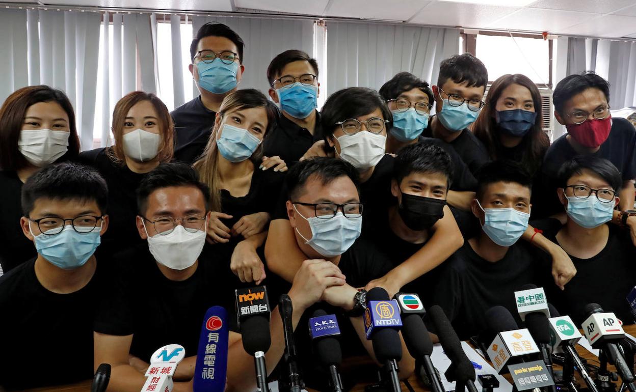 Joshua Wong junto a alguno de los candidatos. 