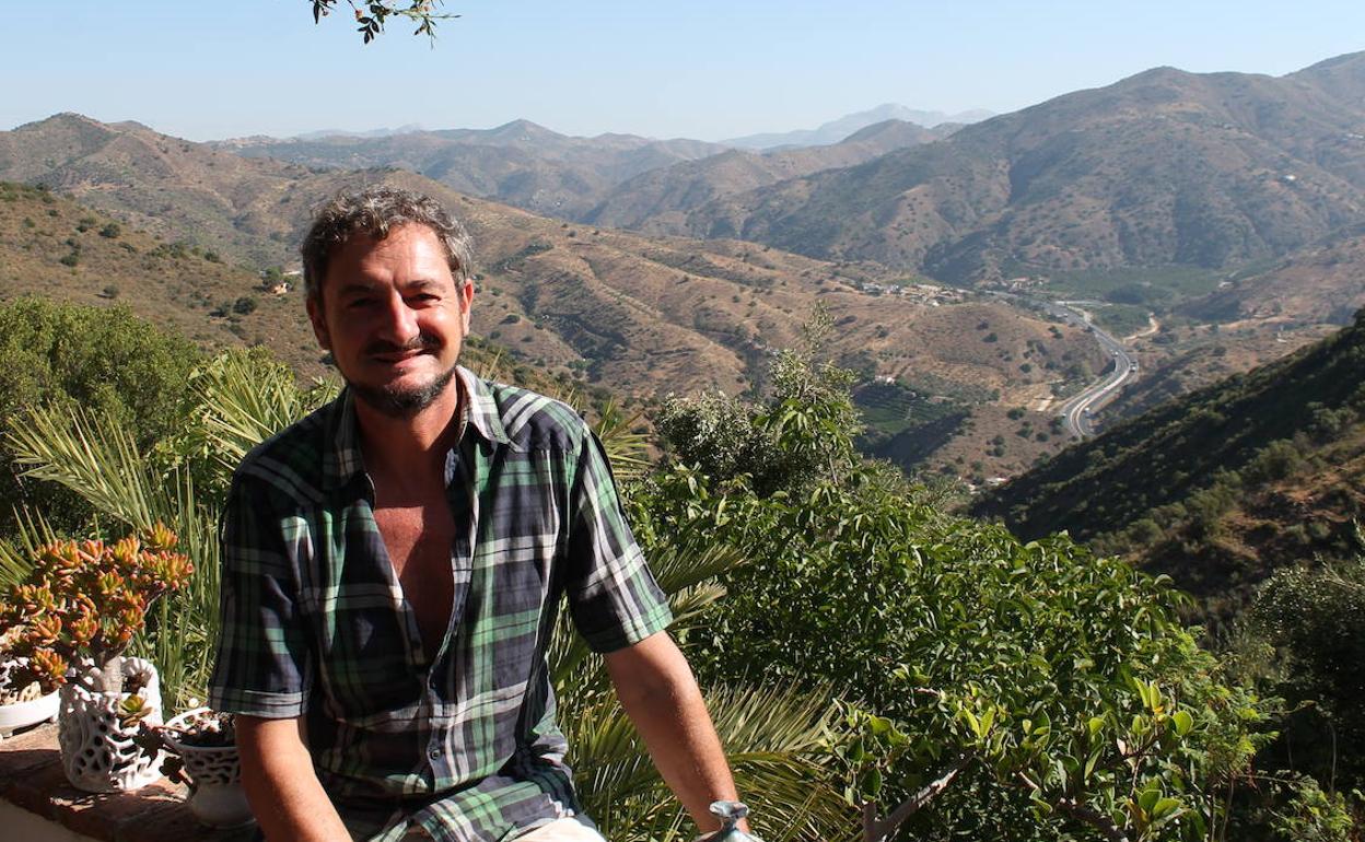 Cristophe Pouplard reside en una casa con vistas al valle del Guadalmedina. 