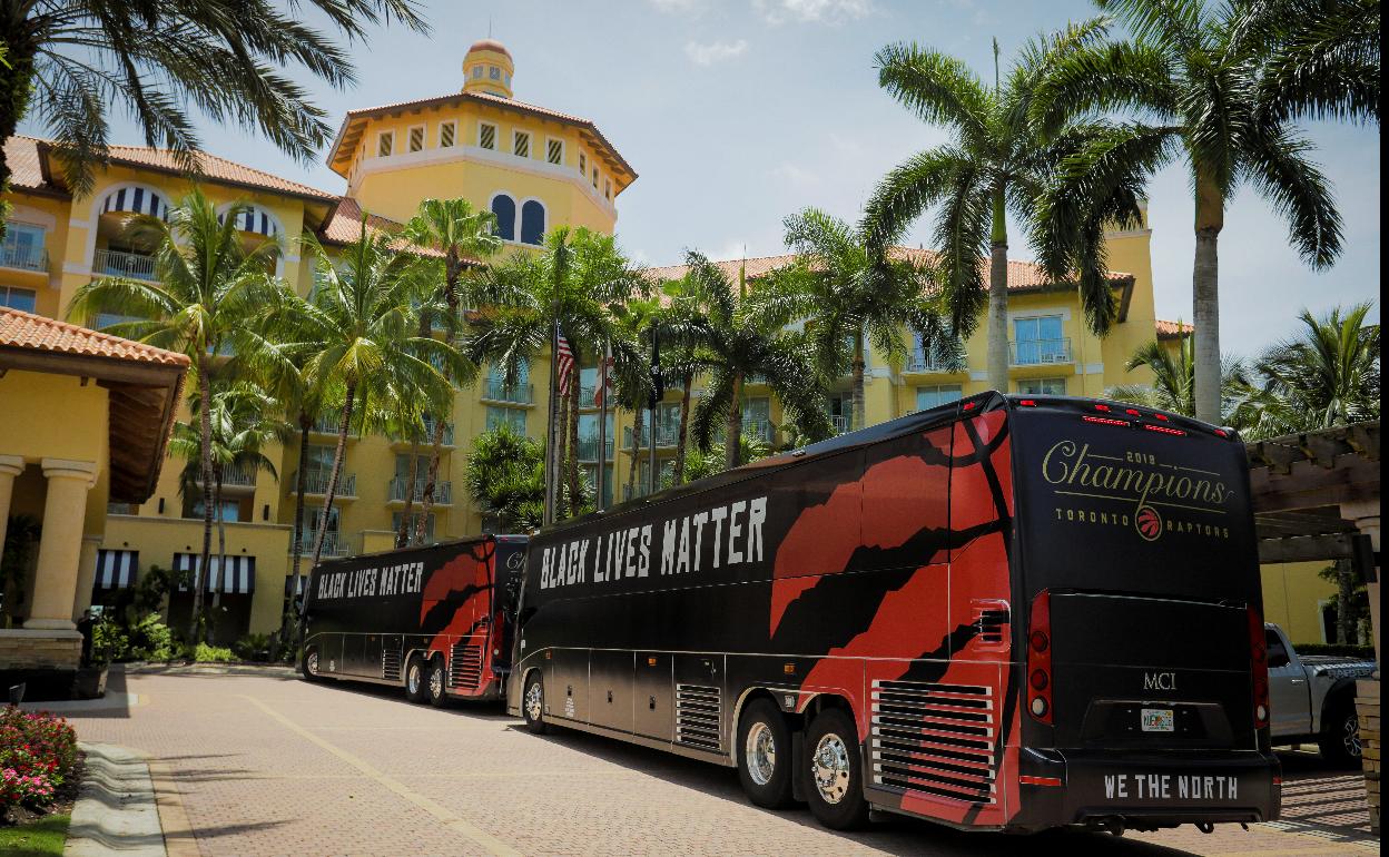 El bus de los Toronto Raptors, en el complejo Disney World de Orlando.