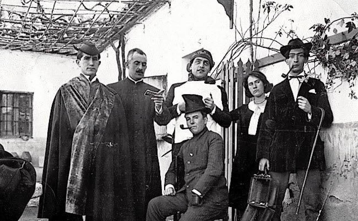 Pepín Bello. José Moreno Villa, Luis Buñuel, María Luisa González, Salvador Dalí y José María Hinojosa (sentado), en Toledo en 1924.