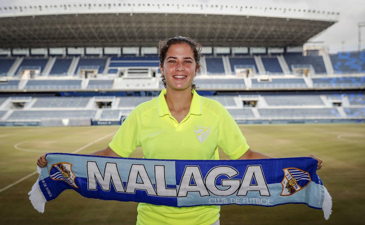 Candela Blanco, una de las incorporaciones, con la bufanda del Málaga. 