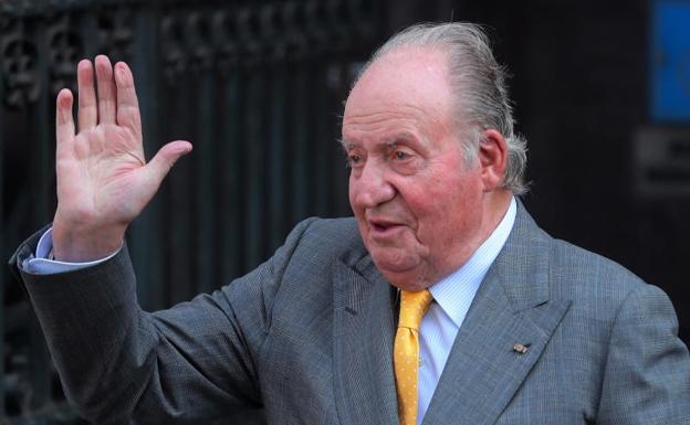 Don Juan Carlos comunica al Rey su decisión de trasladarse fuera de España