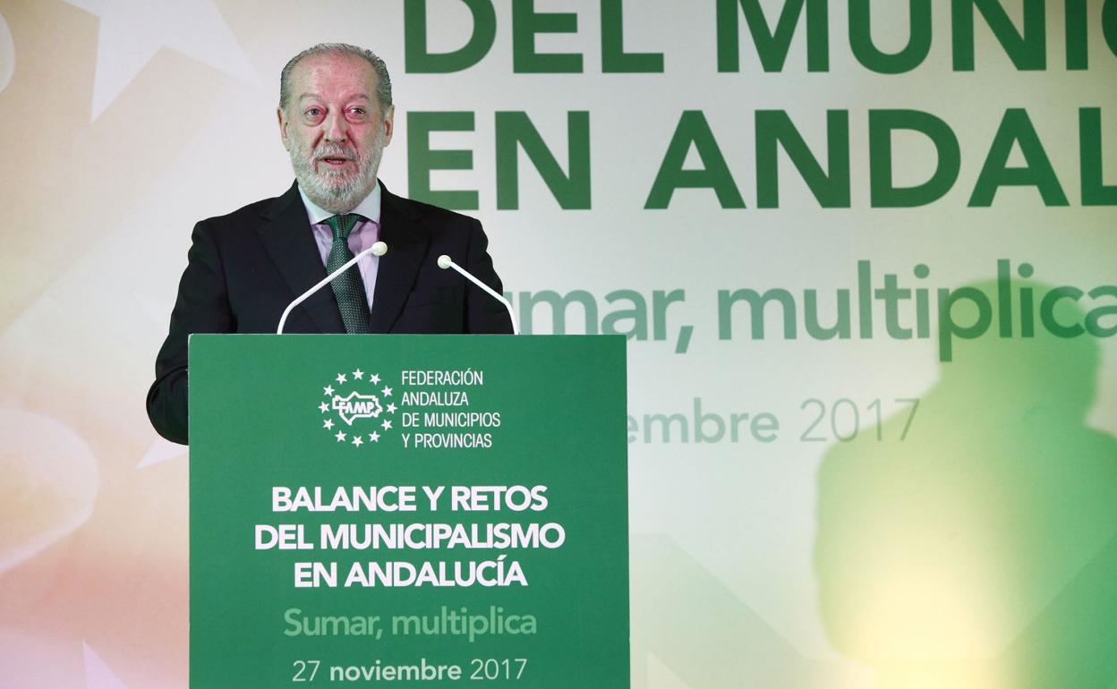 El presidente de la FAMP, el socialista Fernando Rodríguez Villalobos, defendió la propuesta del Gobierno sobre los remanetes municipales. 