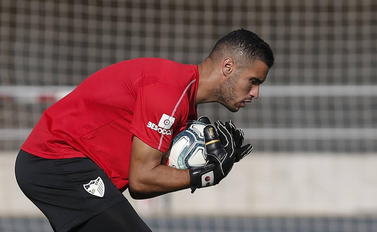 El guardameta malaguista Munir embolsa el balón en un entrenamiento del equipo de la pasada campaña. 