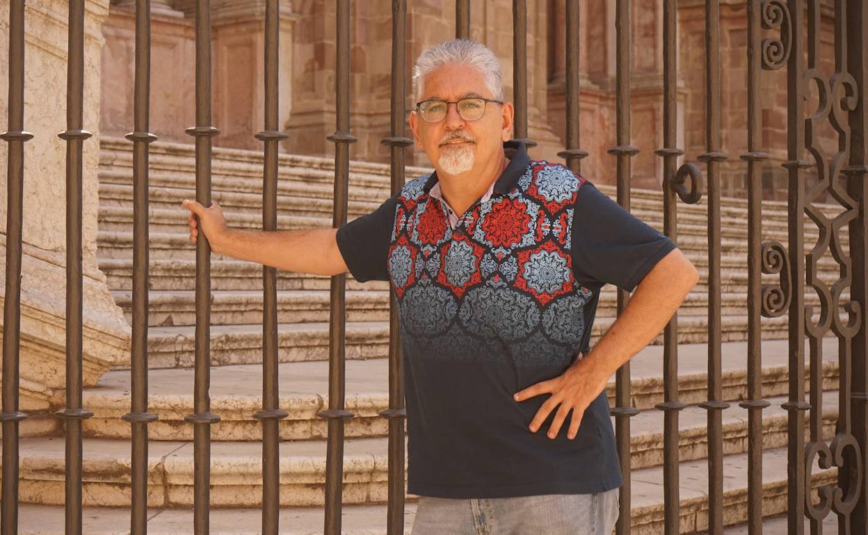 Virgilio Martínez Enamorado posa para SUR en los alrededores de la Catedral de Málaga. 