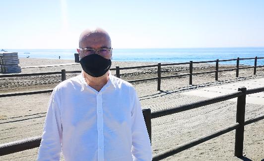 Jesús Pérez Atencia, en la playa de Almayate. 