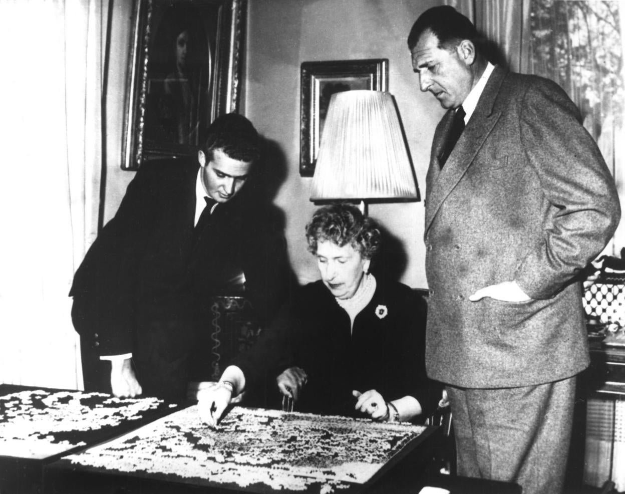 Don Juan Carlos junto a la reina Victoria Eugenia y su padre, don Juan, en 1958, en su residencia de Lausana. EFE