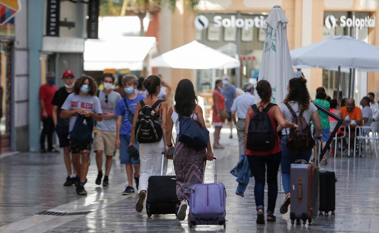 Turistas ayer por el Centro Histórico de Málaga, que nota la ausencia y las cancelaciones de los británicos. 