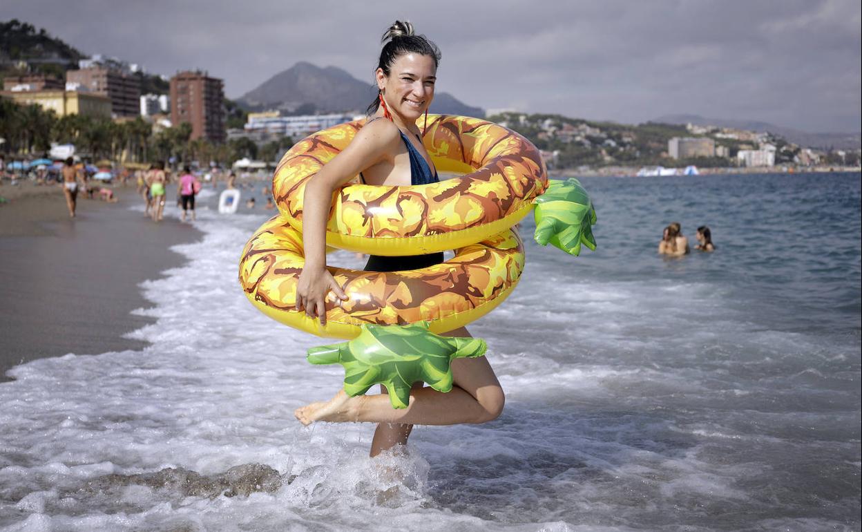 Alessandra García, con los flotadores para hacerse la foto veraniega en La Malagueta.