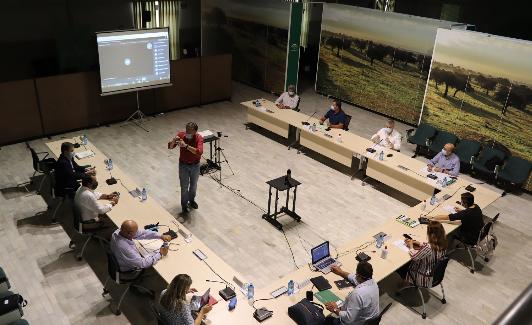 Imagen de la reunión entre la Junta y las cooperativas agrarias. 