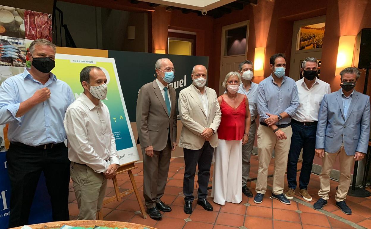 Autoridades y representantes empresariales durante la presentación del programa.