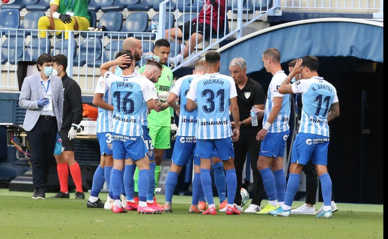 Pellicer conversa con los jugadores durante una pausa de hidratación en uno de los partidos de la recta final de la Liga. 